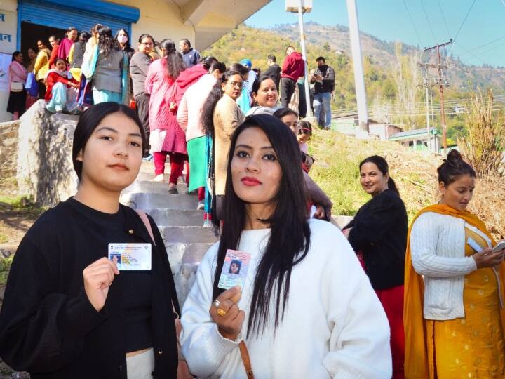 मतदान के अस्थायी आंकड़ों के मुताबिक, मंडी जिले की सिराज सीट पर जहां से मुख्यमंत्री चुनाव लड़ रहे हैं और सुजानपुर सीट पर 74 फीसदी वोट पड़े हैं. अन्नी में 63.65 प्रतिशत, अर्की में 66 फीसदी, चुराह में 60.83 प्रतिशत और डलहौजी में 63 फीसदी मतदान हुआ है.