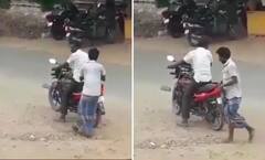 Funny Video: ਲੂੰਗੀ ਪਾ ਕੇ ਬਾਈਕ 'ਤੇ ਚੜ੍ਹਨ ਲੱਗਾ ਸ਼ਰਾਬੀ, ਹਾਲਤ ਦੇਖ ਕੇ ਨਹੀਂ ਰੁਕੇਗਾ ਹਾਸਾ