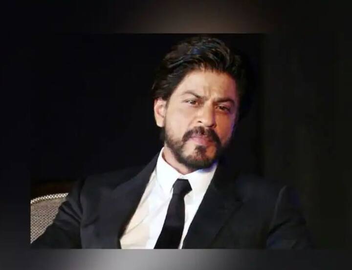 Shah Rukh Khan was stopped by the customs department at Mumbai airport Had to pay lakhs of rupees Shah Rukh Khan : कस्टम ड्युटी न भरल्यानं किंग खानला मुंबई विमानतळावर रोखलं; तासभर चौकशी, लाखोंचा भुर्दंड
