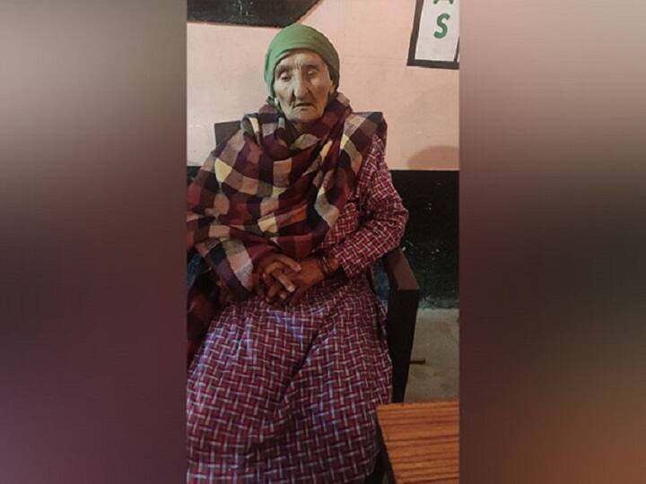 Himachal Pradesh election 105-year-old woman casts vote at Churah HP Election : தள்ளாத வயதிலும் ஜனநாயக கடமை...! இமாச்சல் தேர்தலில் வாக்களித்த 105 வயது பாட்டி...!