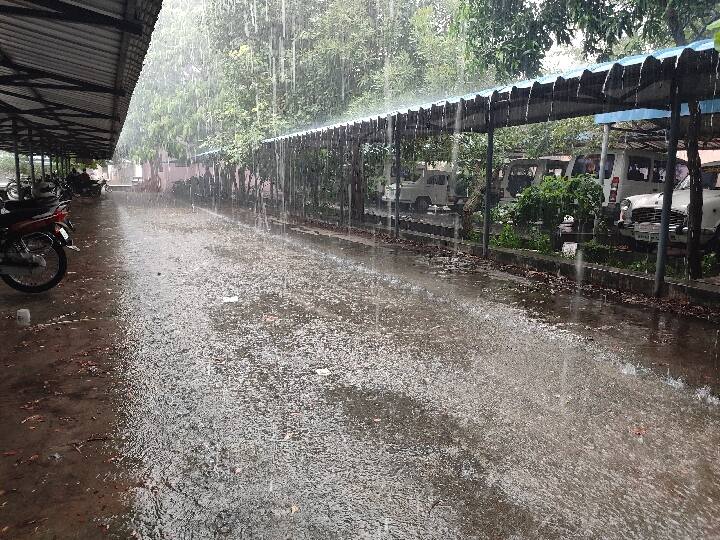 Salem district recorded a total of 702.10 mm of rain in a single day yesterday. சேலம் மாவட்டத்தில் நேற்று ஒரே நாளில் மொத்தமாக பதிவாகியுள்ளது  702.10 மி.மீ மழை