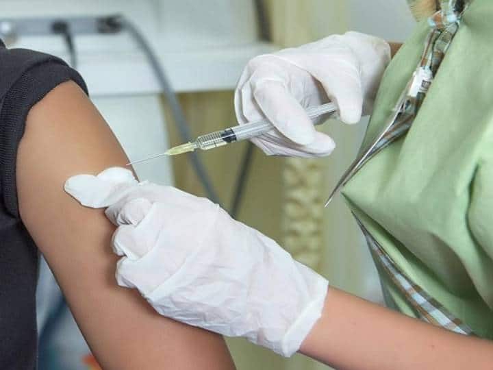 Measles Outbreak in Mumbai What is Measles Disease Symptoms Precautions BMC Measles Outbreak in Mumbai: मुंबई में इस गंभीर बीमारी ने दी दस्तक, शरीर पर दिखें लाल धब्बे तो तुरंत डॉक्टर से लें सलाह