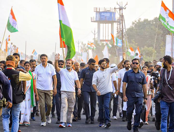 राहुल गांधी के नेतृत्व में कांग्रेस की चल रही भारत जोड़ो यात्रा में शनिवार को शिवसेना नेता आदित्य ठाकरे ने भी भाग लिया.