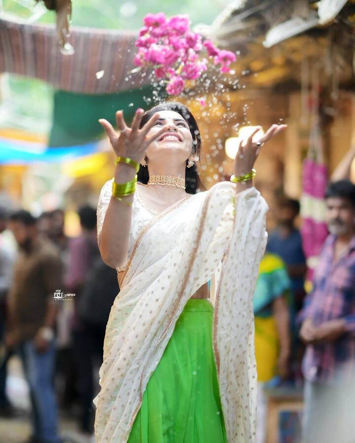 జబర్దస్త్ కామెడీ షోతో మంచి గుర్తింపు తెచ్చుకుంది వర్ష.  Photo Credit: Varsha/Instagram