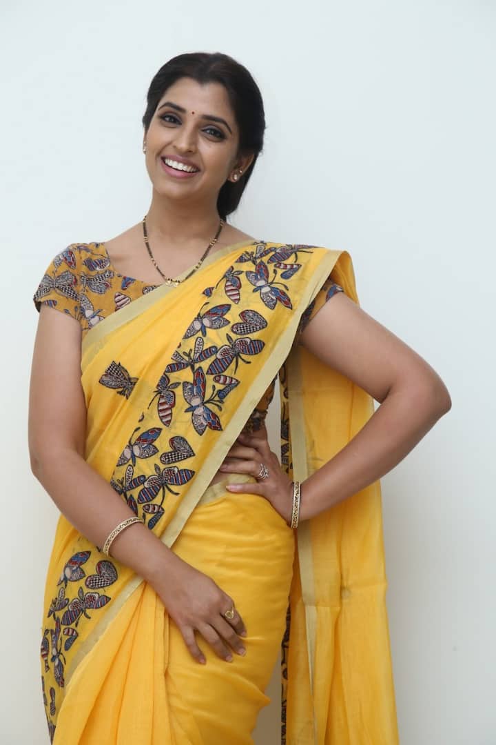 సోషల్ మీడియాలో ఎప్పుడూ యాక్టీవ్ గా ఉంటుంది శ్యామల.Photo Credit@Anchor Shyamala/Instagram