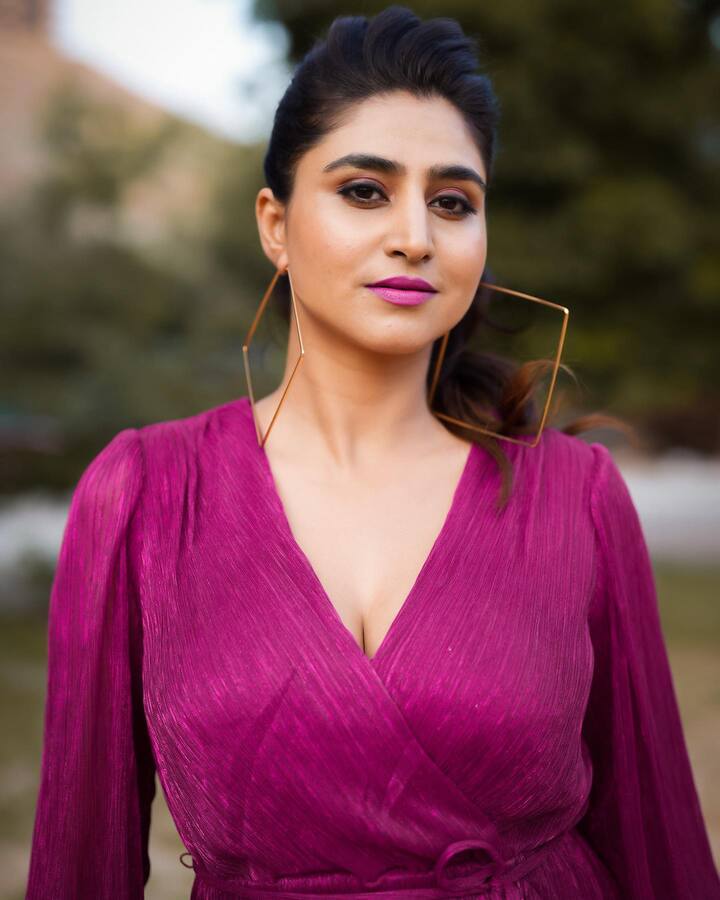 సోషల్ మీడియాలో మెస్మరైజ్ షోటోలను షేర్ చేస్తూ నెటిజన్లను ఆకట్టుకుంటుంది.