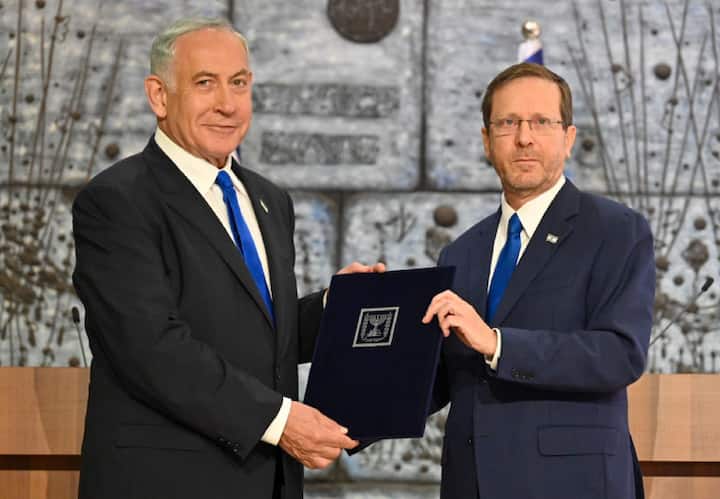 israel president assigned benjamin netanyahu mandate to form next government right wing coalition Benjamin Netanyahu : बेंजामिन नेतान्याहू सहाव्यांदा इस्रायलचे पंतप्रधान होणार, राष्ट्रपतींकडून सरकार स्थापनेसाठी आमंत्रण