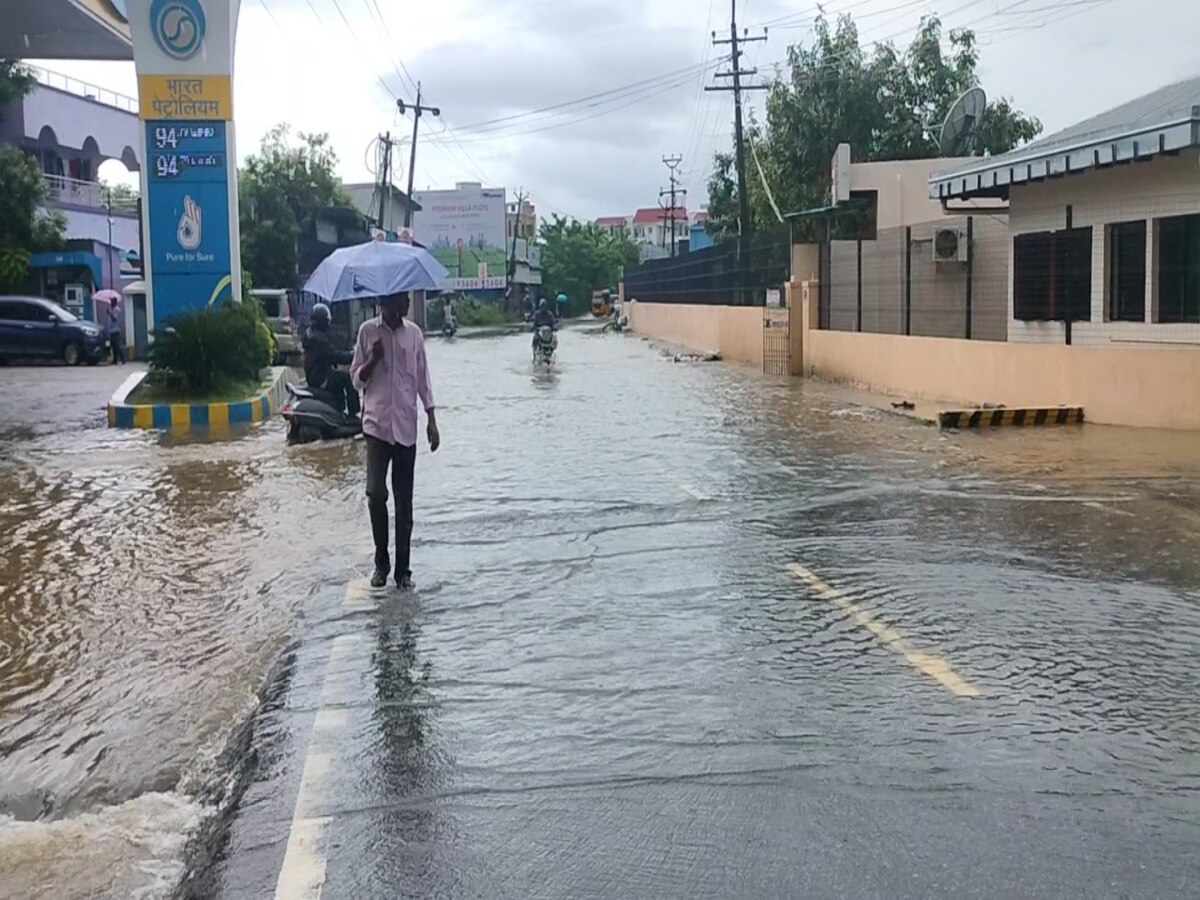 செங்கல்பட்டில் குடியிருப்பு பகுதியில் புகுந்த வெள்ளம்... சாலையில் கரைபுரண்டு ஓடுவதால் வாகன ஓட்டிகள் அவதி...