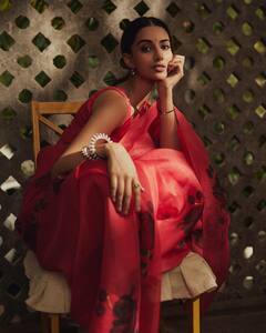 Meenakshi chaudhary: మందార పువ్వులాంటి మీనాక్షి