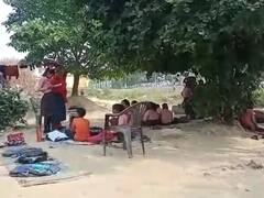 कानपुर: शिक्षा व्यवस्था बदहाल, बच्चे जान जोखिम में डालकर रेलवे लाइन के किनारे पढ़ने को मजबूर