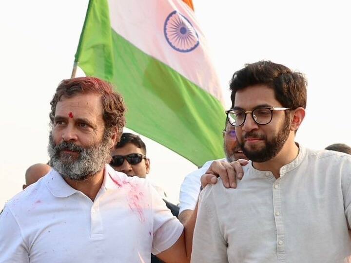 यात्रा के दौरान राहुल गांधी और आदित्य ठाकरे ने लोगों का अभिवादन स्वीकार किया. भारत जोड़ो यात्रा में आदित्य ठाकरे के शामिल होने पर शिवसेना नेता संजय राउत ने ट्वीट कर कहा कि 'भारत जोड़ो...दो शक्तिमान युवा नेता.. एक साथ..'