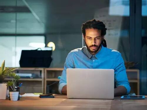 ਜਦੋਂ ਤੁਸੀਂ ਘਰ ਤੋਂ ਕੰਮ ਕਰਦੇ ਹੋ, ਤਾਂ ਤੁਹਾਡੀ ਬੈਠਣ ਦੀ ਸਥਿਤੀ ਸਹੀ ਹੋਣੀ ਚਾਹੀਦੀ ਹੈ। ਬਿਸਤਰੇ 'ਤੇ ਬੈਠ ਕੇ ਕੰਮ ਕਰਨ ਤੋਂ ਪਰਹੇਜ਼ ਕਰੋ। ਤੁਹਾਨੂੰ ਘਰ ਵਿੱਚ ਉੱਚੀ ਕੁਰਸੀ ਅਤੇ ਮੇਜ਼ ਦਾ ਇੰਤਜ਼ਾਮ ਕਰਨਾ ਚਾਹੀਦਾ ਹੈ, ਜਿਵੇਂ ਕਿ ਇਹ ਤੁਹਾਡੇ ਦਫ਼ਤਰ ਵਿੱਚ ਸੀ।