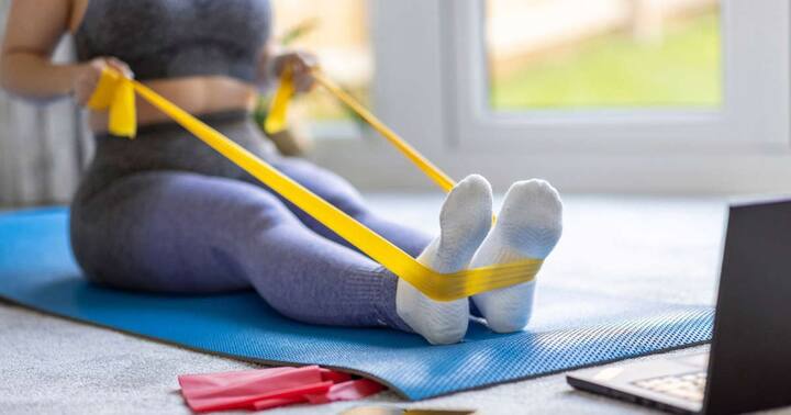 WHO ਮੁਤਾਬਕ ਜੇਕਰ ਤੁਸੀਂ ਸਿਹਤਮੰਦ ਰਹਿਣਾ ਚਾਹੁੰਦੇ ਹੋ ਤਾਂ ਕੰਮ ਦੇ ਦੌਰਾਨ ਘੱਟੋ-ਘੱਟ 30 ਮਿੰਟ ਦੀ ਕਸਰਤ ਜ਼ਰੂਰ ਕਰਨੀ ਚਾਹੀਦੀ ਹੈ। ਇਸ ਨੂੰ ਰੋਜ਼ਾਨਾ ਰੁਟੀਨ ਵਿੱਚ ਸ਼ਾਮਲ ਕਰਨ ਦੀ ਲੋੜ ਹੈ। ਇਸ ਨਾਲ ਦਰਦ ਦੀ ਸਮੱਸਿਆ ਤੋਂ ਕਾਫੀ ਹੱਦ ਤੱਕ ਛੁਟਕਾਰਾ ਮਿਲਦਾ ਹੈ।