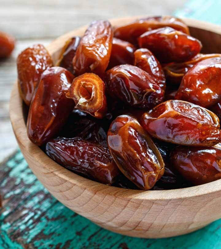 શિયાળામાં ખજૂર ખાવાના અનેક ફાયદા થાય છે. નિષ્ણાતો કહે છે કે, જો દિવસની શરૂઆત ખજૂરથી કરવામાં આવે તો તમે હંમેશા ફિટ રહેશો. ખજૂરમાં ભરપૂર માત્રામાં એન્ટીઓક્સીડેન્ટ જોવા મળે છે. તેનાથી કેન્સર જેવી બીમારી દૂર રહે છે. ખજૂર હૃદયના સ્વાસ્થ્ય માટે પણ સારો માનવામાં આવે છે. તેના ઉપયોગથી કબજિયાત, મેટાબોલિઝમ, વજન જેવી સમસ્યાઓ આવતી નથી.