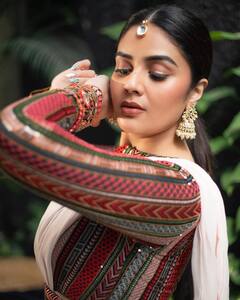 Anchor Sreemukhi: చీరలో హొయలుపోతున్న శ్రీముఖి