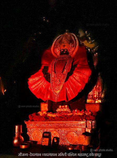 करवीर निवासिनी श्री अंबाबाईच्या मुखावर सलग दुसऱ्या दिवशी मावळतीची किरणे पोहोचली.