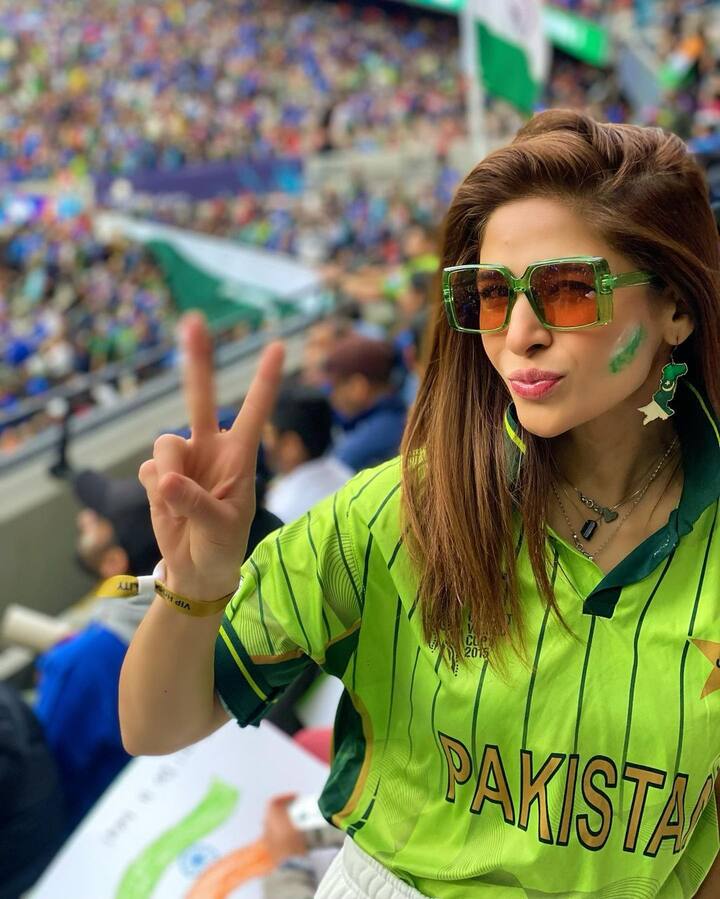 एक्टिंग और मॉडलिंग के अलावा आयशा एक बेहतरीन शो होस्ट करने के लिए भी जानी जाती हैं. उन्होंने सीएनबीसी पाकिस्तान और मॉर्निंग शो 'ये है मेरा' को होस्ट किया है.