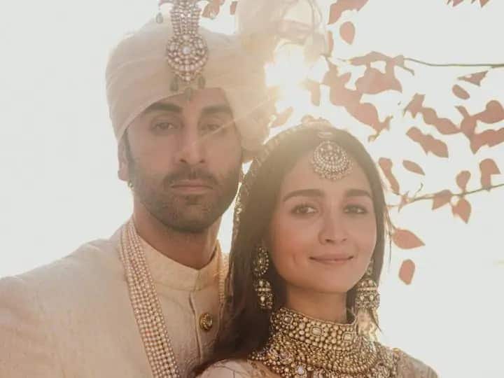 बॉलिवूड सुपरस्टार रणबीर कपूर (Ranbir Kapoor) आणि आलिया भट्ट (Alia Bhatt) नुकतेच आई-बाबा झाले आहेत. 6 नोव्हेंबरला आलियाने एका गोंडस मुलीला जन्म दिला.