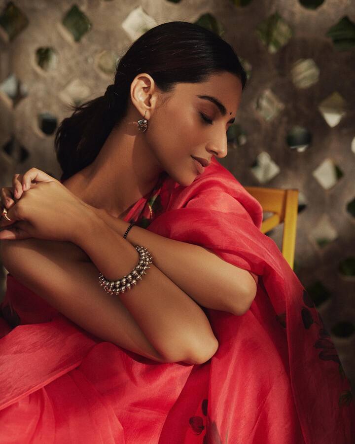 మీనాక్షి చౌదరి అందమైన ఫోటోలు -Image credit: Meenakshi chaudhary/Instagram