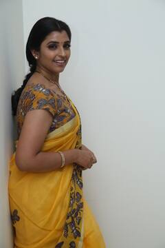 ఎల్లో సారీలో ముద్దబంతి పువ్వులా మెరిసిపోతున్న యాంకర్ శ్యామల