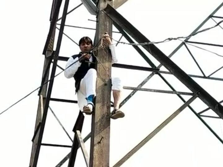 Delhi MCD Election 2022 AAP councillor climbed on tower after party not giving ticket to contest MCD elections ann Delhi MCD Election 2022: एमसीडी चुनाव में AAP ने नहीं दिया टिकट तो टावर पर चढ़ा पार्षद, पार्टी पर लगाया बड़ा आरोप