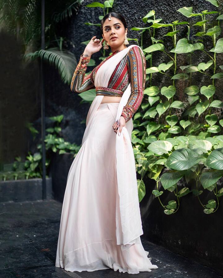 చిరంజీవి ప్రధాన పాత్రలో వస్తున్న ‘భోళా శంకర్’ సినిమాలో కీలకపాత్రలో కనిపించనుంది. Photo Credit: Sreemukhi/ instagram