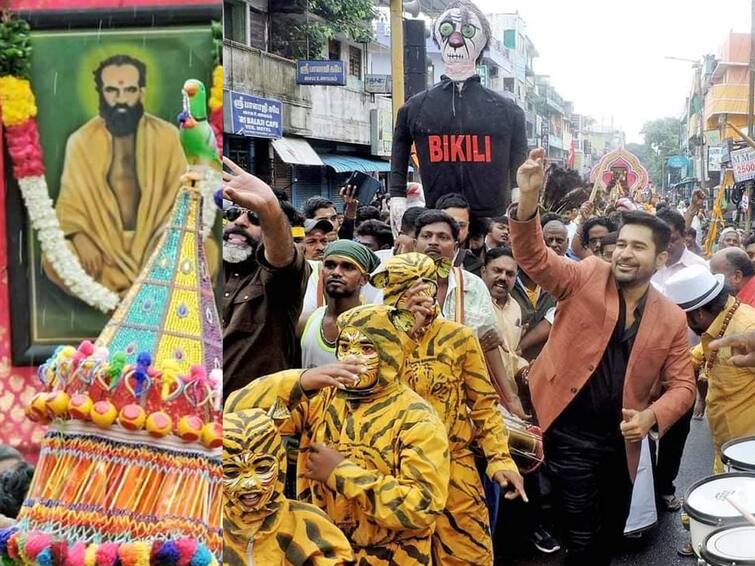 Sankaradas Swamy's 100th anniversary Vijay Antony cheers by dancing on the road! சங்கரதாஸ் சுவாமிகளின் 100-வது ஆண்டு நினைவுதினம்.....சாலையில் நடனமாடி விஜய் ஆண்டனி உற்சாகம்!