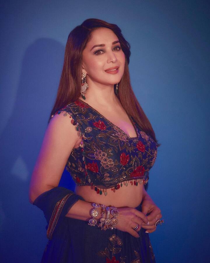 अभिनेत्रीचे चाहते तिची एक झलक पाहण्यासाठी उत्सुक आहेत. माधुरी देखील तिच्या चाहत्यांशी जोडलेली राहण्याची एकही संधी सोडत नाही. (फोटो सौजन्य :madhuridixitnene/इंस्टग्राम )