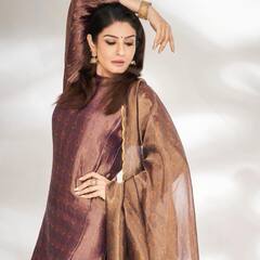 Raveena Tandon: ऑफ शोल्डर ड्रेसमध्ये रवीना टंडनचा क्लासी लूक, पाहा फोटो!