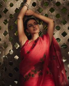 Meenakshi chaudhary: మందార పువ్వులాంటి మీనాక్షి