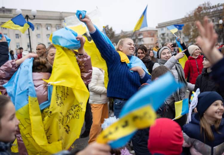 Ukrainian citizens celebrate Russia retreat from Kherson criticizing Vladimir Putin and Russian Troops Russia Ukraine War: 'बकरियों की तरह भाग गए रूसी', खेरसॉन से रूस के पीछे हटने पर यूक्रेनी नागरिकों ने मनाया जश्न