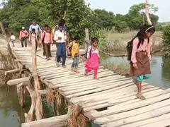 बाराबंकी के इस गांव में लोग लकड़ी के पुल पर सफर करने को मजबूर, अभी तक नहीं बन सका पक्का पुल