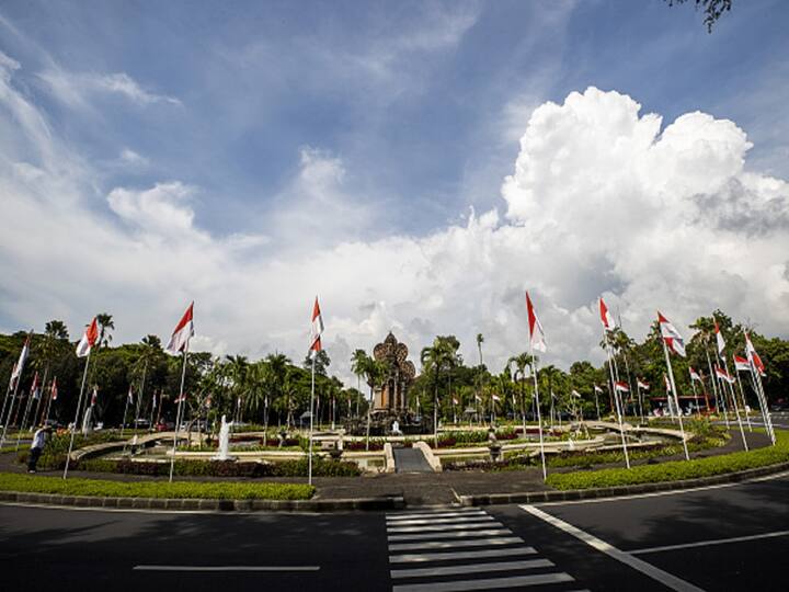 The G20 started in 1999 as a meeting for finance ministers and central bank governors, but has since expanded into a yearly summit attended by the heads of state and government. Furthermore, Sherpa meetings (charged with carrying out discussions and creating consensus among Leaders), working groups, and special events are held throughout the year.