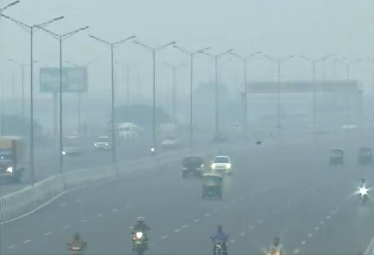 Delhi Pollution: NCR Wakes Up To Smog As Air Quality Remains 'Very Poor', NHRC Blames 4 State Govt For Farm Fires Delhi Pollution: Air Quality Improves To 'Poor', NHRC Blames 4 State Govt For Farm Fires