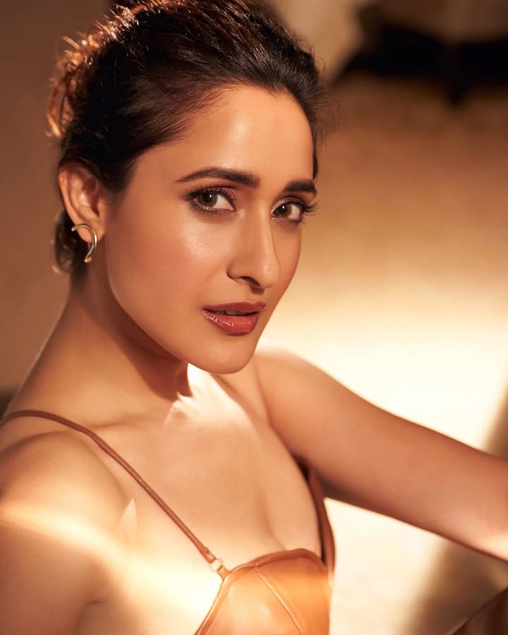 ప్రగ్యా జైస్వాల్ క్లోజప్‌లో అందమైన ఫోటోలు పెట్టింది. ఆ ఫోటోల్లో ఆమె స్కిన్ టోన్ అదిరిపోతోంది.  -Image Credit: Pragya Jaiswal/Instagram