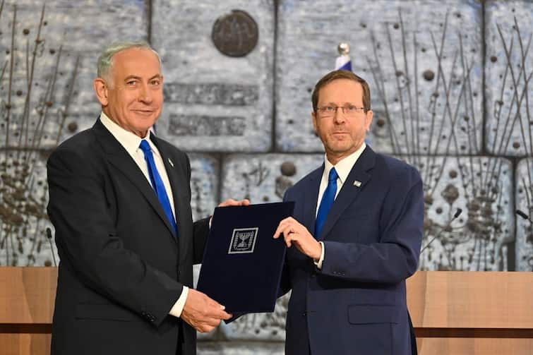 Israeli President Isaac Herzog Hands Mandate To Benjamin Netanyahu To Form New Government Israeli President Isaac Herzog Hands Mandate To Benjamin Netanyahu To Form New Government