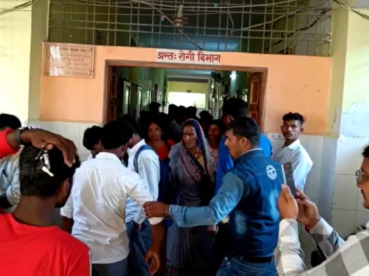 Pratapgarh school van collided with a parked car In which 11 students were injured UP News ANN Pratapgarh News: प्रतापगढ़ में कार से टकराई छात्र-छात्राओं से भरी स्कूल की गाड़ी, 11 घायल, दो की हालत गंभीर