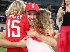 Photos: ਚੈਂਪੀਅਨ ਬਣਨ ਤੋਂ ਬਾਅਦ ਇੰਗਲੈਂਡ ਦੇ ਖਿਡਾਰੀ ਪਰਿਵਾਰ ਨਾਲ ਨਜ਼ਰ ਆਏ, ਬਟਲਰ ਦੀ ਪਤਨੀ ਦੇ ਚਿਹਰੇ 'ਤੇ ਖੁਸ਼ੀ