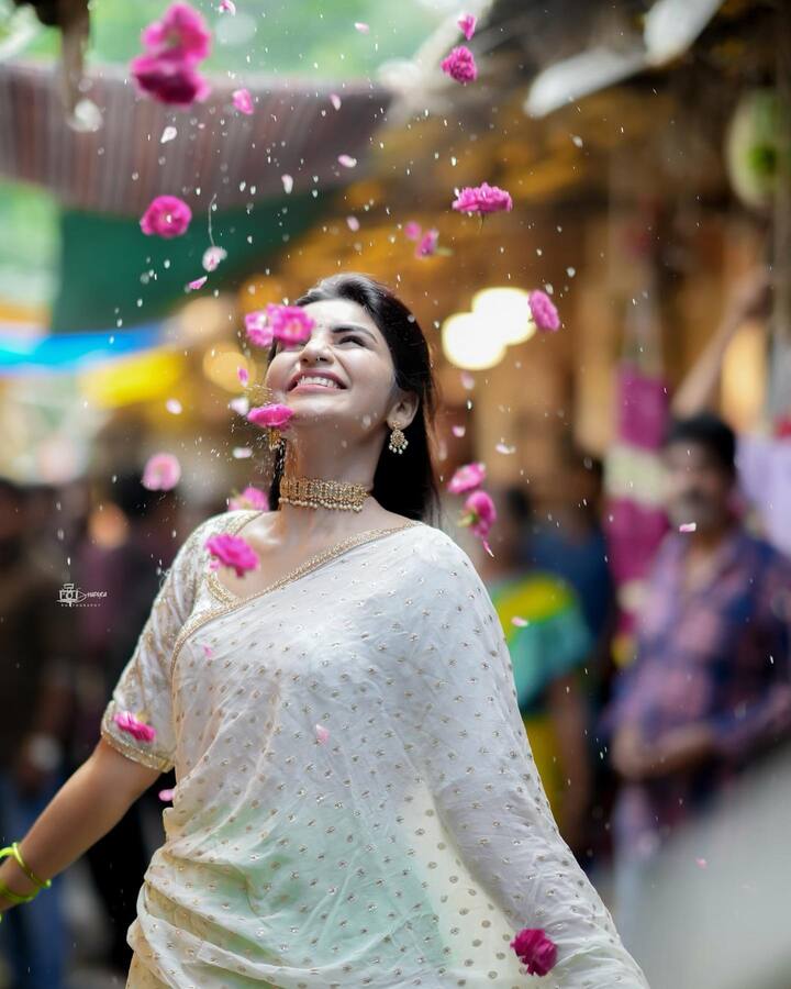 తన అందంతో పాటు చక్కటి కామెడీ టైమింగ్ తో ఆకట్టుకుంది. Photo Credit: Varsha/Instagram