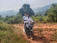 మావోయిస్టు ప్రభావిత ప్రాంతాల్లో బైకుపై వెళ్లి కలెక్టర్ సుడిగాలి పర్యటన!