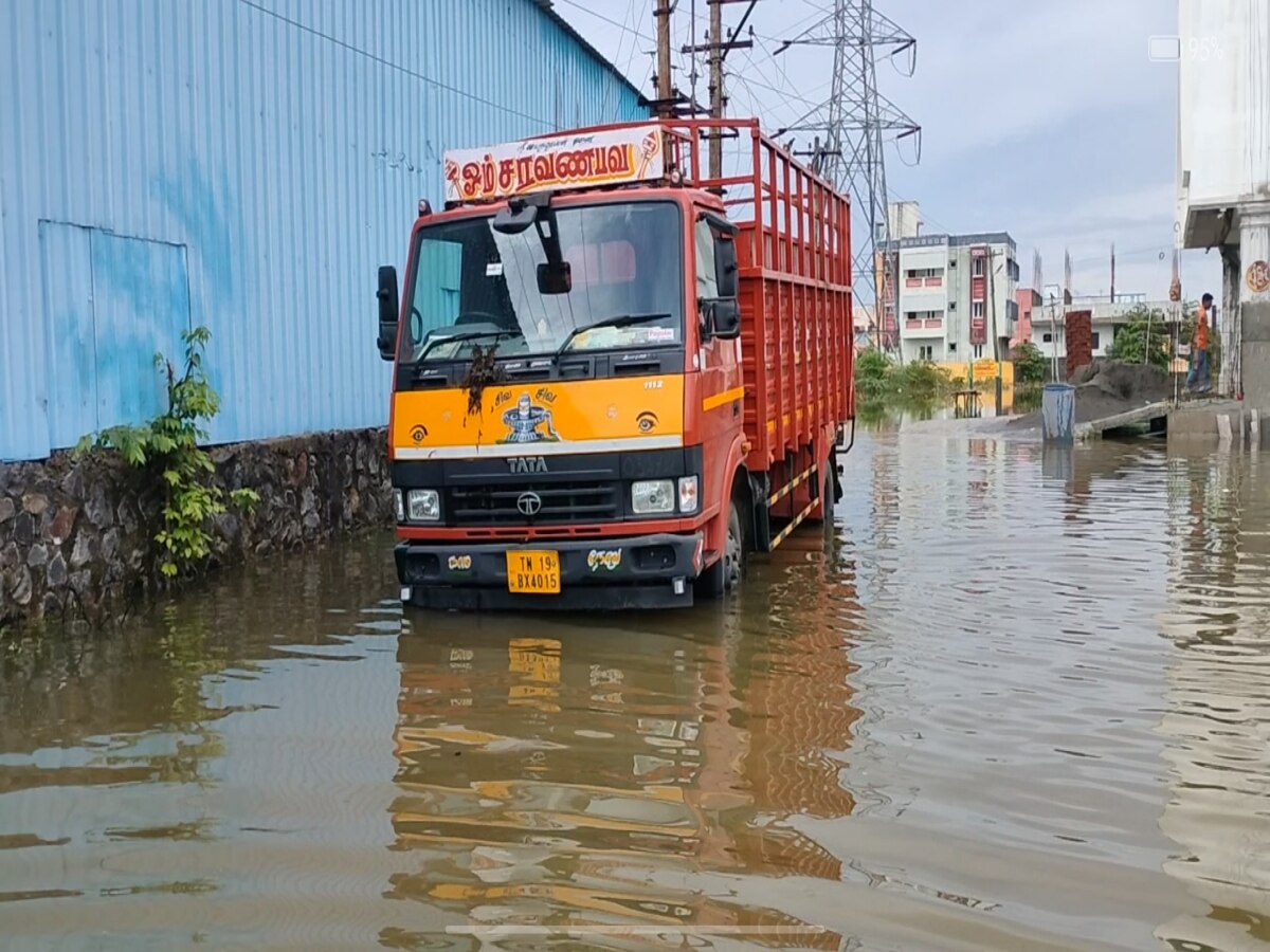 செங்கல்பட்டில் குடியிருப்பு பகுதியில் புகுந்த வெள்ளம்... சாலையில் கரைபுரண்டு ஓடுவதால் வாகன ஓட்டிகள் அவதி...