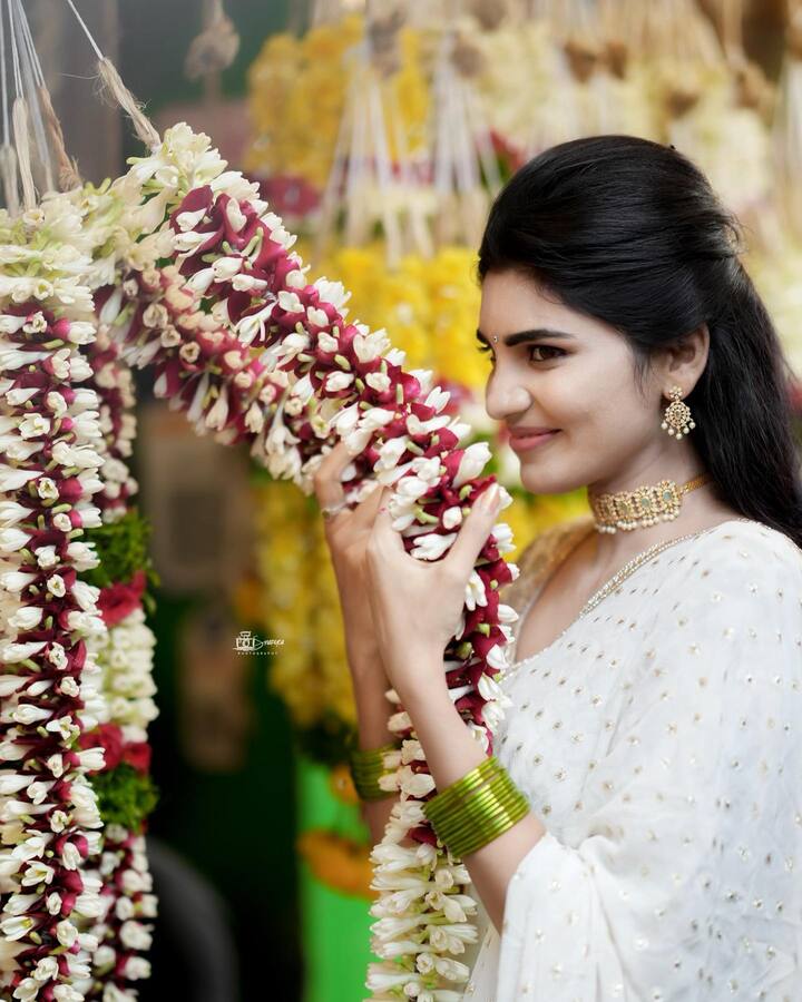 జబర్దస్త్ కమెడిన్ ఇమ్మన్యుయేల్ తో ప్రేమాయణం నడిపినట్లు వార్తలు వచ్చాయి. Photo Credit: Varsha/Instagram