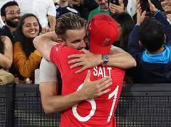 Photos: ਚੈਂਪੀਅਨ ਬਣਨ ਤੋਂ ਬਾਅਦ ਇੰਗਲੈਂਡ ਦੇ ਖਿਡਾਰੀ ਪਰਿਵਾਰ ਨਾਲ ਨਜ਼ਰ ਆਏ, ਬਟਲਰ ਦੀ ਪਤਨੀ ਦੇ ਚਿਹਰੇ 'ਤੇ ਖੁਸ਼ੀ