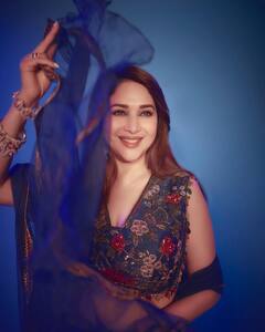 Madhuri Dixit: माधुरी दीक्षितचा क्लासी लूक; 55व्या वर्षीही दिसते हॉट अन् ग्लॅमरस!