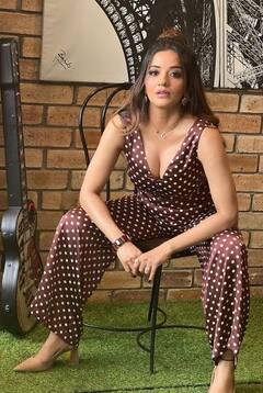 In Pics: मोनालिसाचा अफलातून अंदाज; हॉट फोटोशूट अन् कमालीचं सौंदर्य