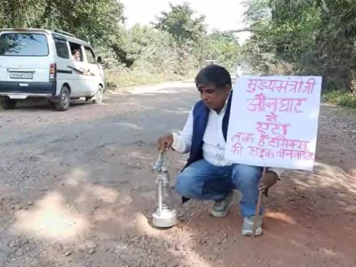 Etah Uttar Pradesh SP spokesperson Abdul Hafeez Gandhi demand for road submitted memorandum CM Yogi ANN Etah News: सपा नेता की अनोखी पदयात्रा, दिन में ही हाथ में लालटेन और टॉर्च लेकर ढूंढ़ते नजर आए सड़क
