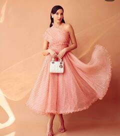 Glamrous Looks: Nora Fatehi अपने हर लुक से ढाती हैं कहर, इनकी खूबसूरती के साथ साथ ग्लैमरस अवतार के भी दीवाने हैं फैंस