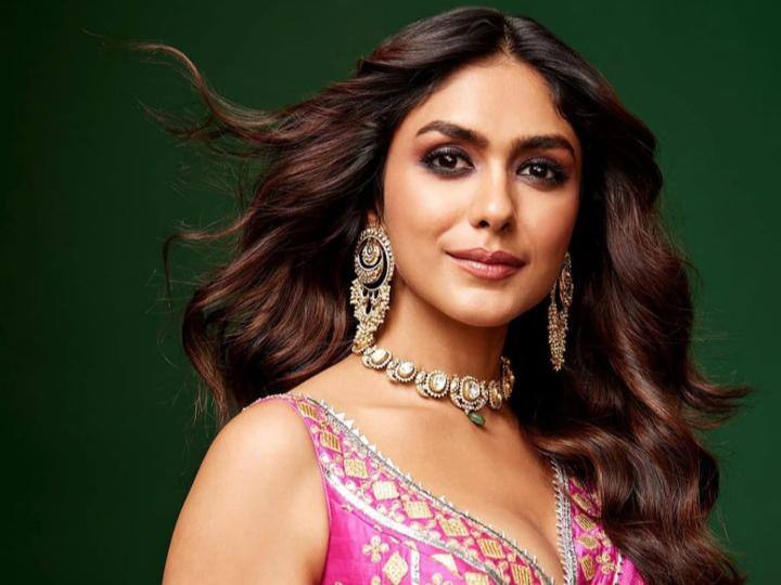 Mrunal Thakur Latest Pics: मशहूर एक्ट्रेस मृणाल ठाकुर ने अपनी लेटेस्ट तस्वीरों को सोशल मीडिया पर शेयर किया है. इन फोटो में मृणाल गुलाबी साड़ी में कहर बरपाती हुईं नजर आ रही हैं.