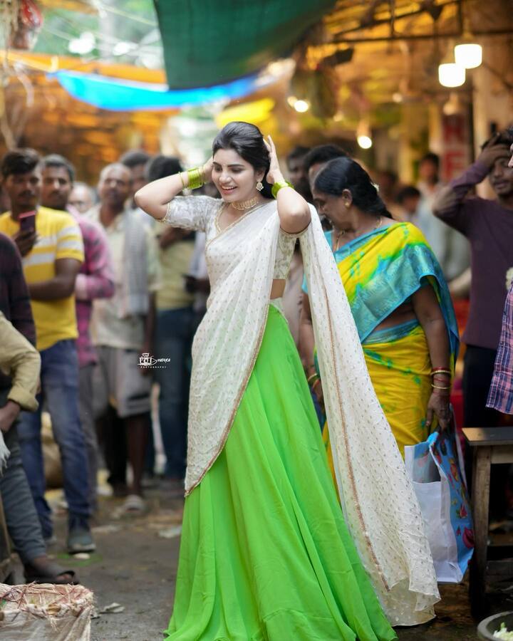 సోషల్ మీడియాలో తెగ వైరల్ అవుతున్నాయి. Photo Credit: Varsha/Instagram