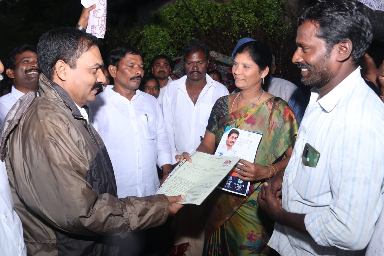 AP Minister Kakani: తగ్గేదేలే - జోరు వానలోనూ గడప గడపకు కార్యక్రమంలో పాల్గొన్న మంత్రి కాకాణి